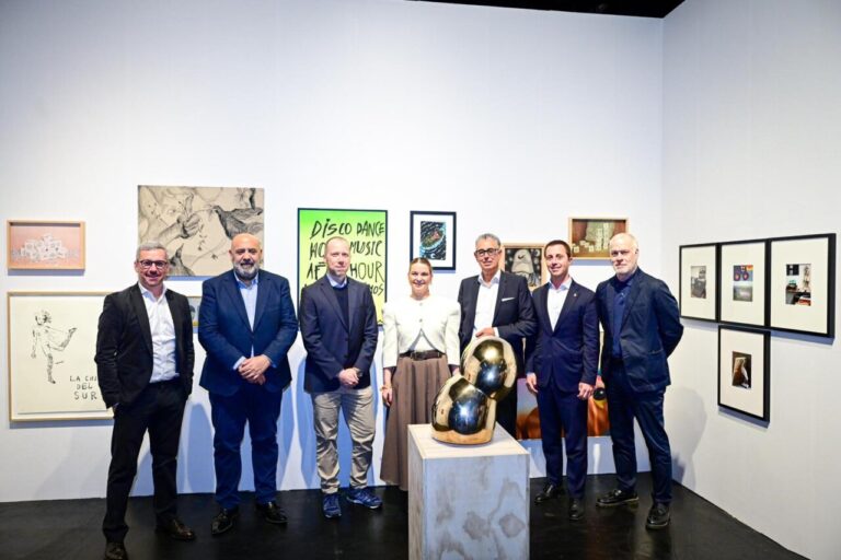 Grupo de personas en la feria de arte contempor&aacute;neo Art Cologne Palma