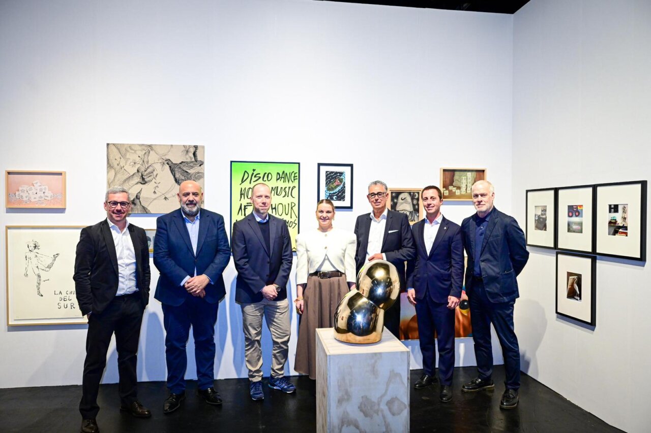 Grupo de personas en la feria de arte contempor&aacute;neo Art Cologne Palma