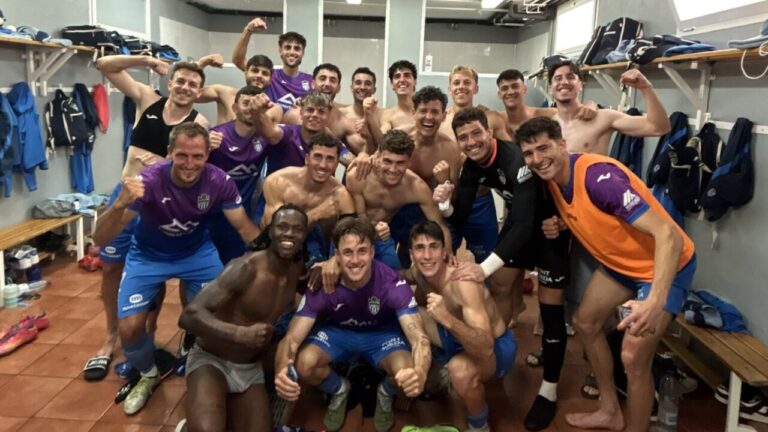 Jugadores del ATB celebrando en el vestuario tras un partido en Ibiza