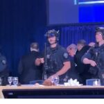 Agentes de seguridad durante el atentado en la cena de corresponsales en Washington