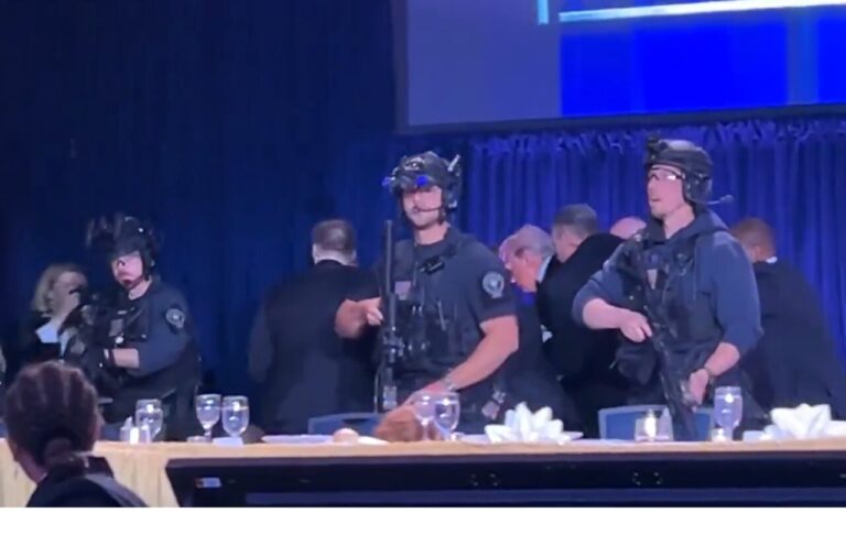 Agentes de seguridad durante el atentado en la cena de corresponsales en Washington