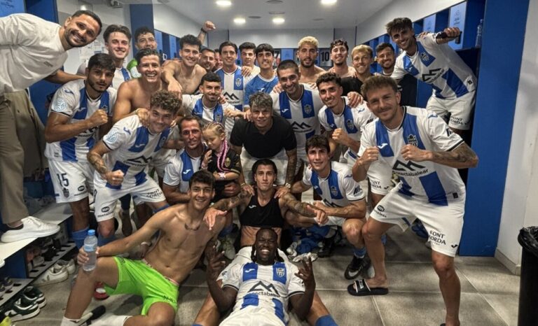 Jugadores del Atl&eacute;tico Baleares celebrando en el vestuario tras un partido