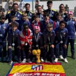 Equipo alevín del Atlético de Madrid celebrando su victoria en la East Mallorca Cup