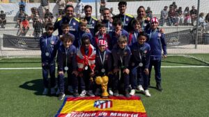 Equipo alev&iacute;n del Atl&eacute;tico de Madrid celebrando su victoria en la East Mallorca Cup