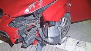 Un conductor borracho se sube a la acera y atropella a una mujer en el Coll d'en Rabassa