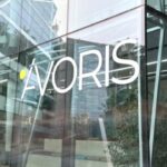 Entrada del edificio de Ávoris con su logo visible en la fachada.