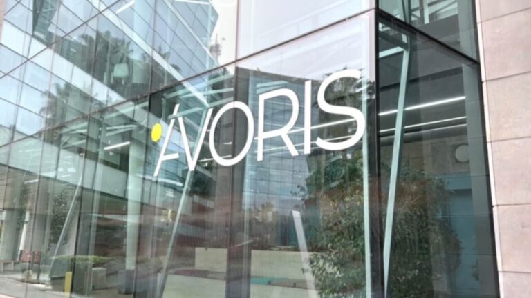 Entrada del edificio de Ávoris con su logo visible en la fachada.