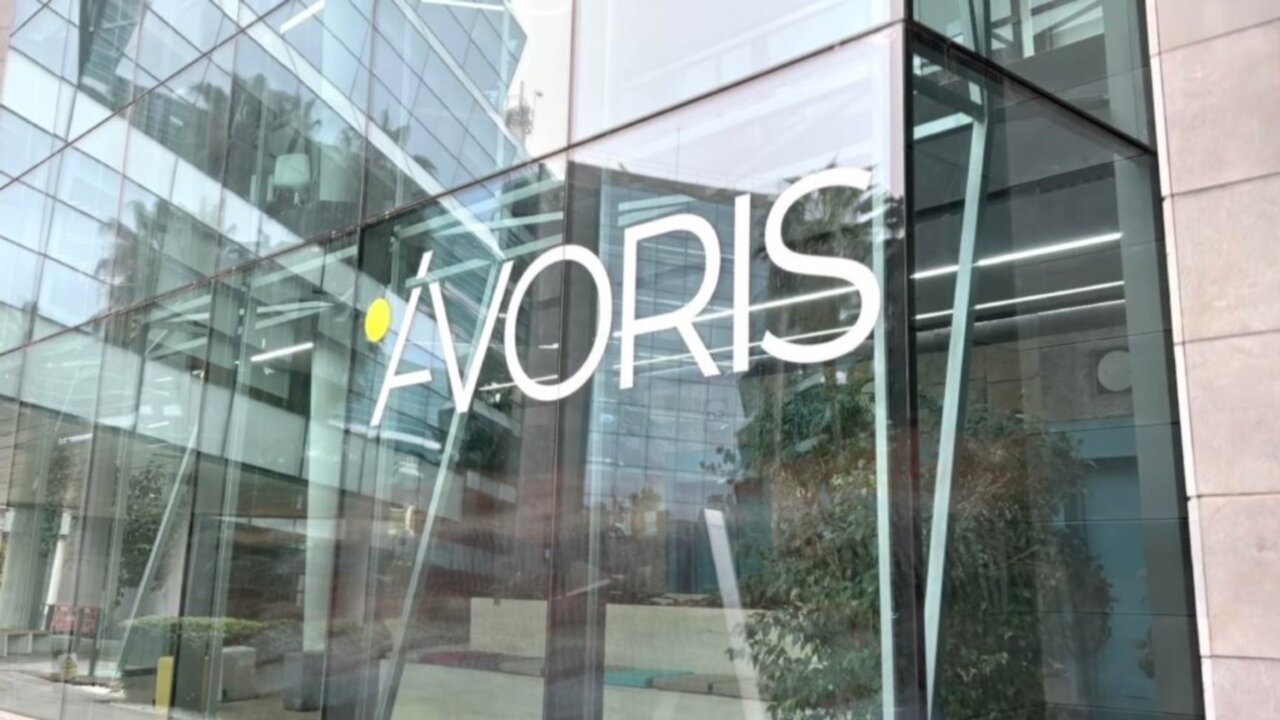 Entrada del edificio de &Aacute;voris con su logo visible en la fachada.