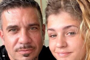Sebas Biagorria con una joven en un entorno familiar