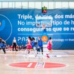 Jugadoras de baloncesto compitiendo en el Palau Municipal d'Esports de Son Moix