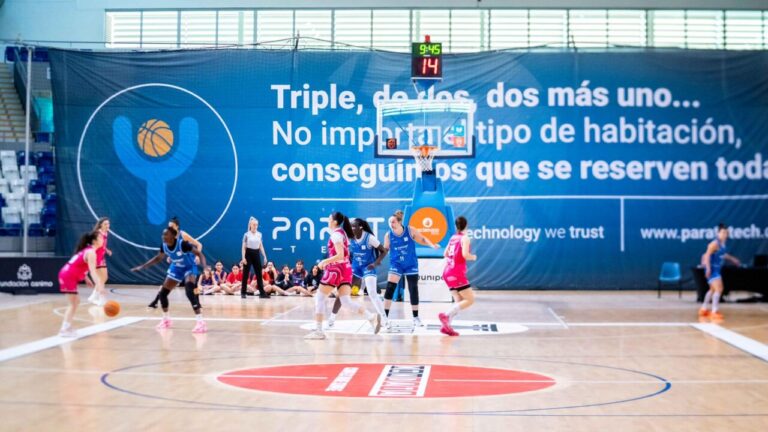Jugadoras de baloncesto compitiendo en el Palau Municipal d'Esports de Son Moix