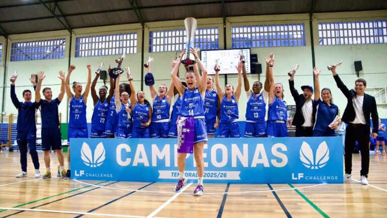 Equipo Azulmarino celebra su victoria en la Liga Femenina Challenge 2026