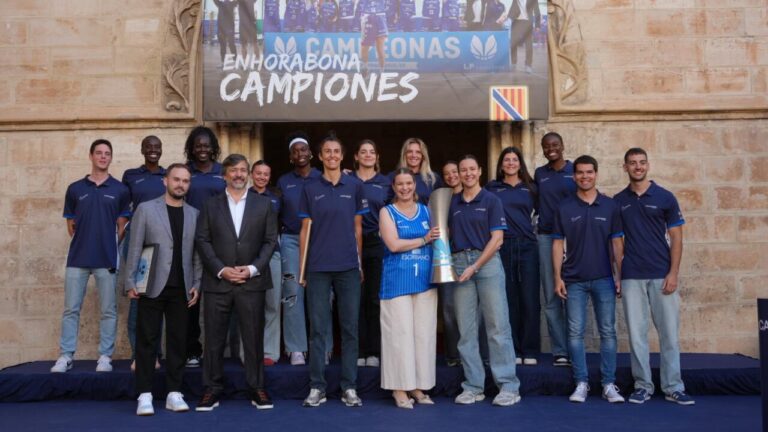 Celebraci&oacute;n del equipo Azulmarino tras su ascenso en el baloncesto femenino