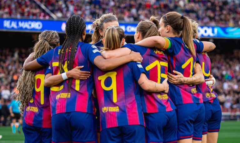 Jugadoras del FC Barcelona femenino celebrando un gol en el Camp Nou