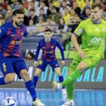 Jugadores de Bar&ccedil;a y Illes Balears Palma Futsal en acci&oacute;n durante el partido