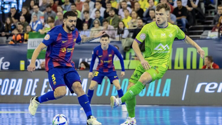 Jugadores de Bar&ccedil;a y Illes Balears Palma Futsal en acci&oacute;n durante el partido