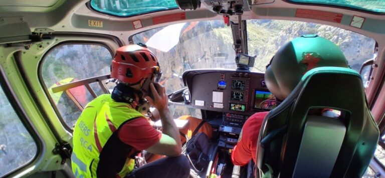 Bomberos de Mallorca en helic&oacute;ptero durante prueba de comunicaciones por sat&eacute;lite