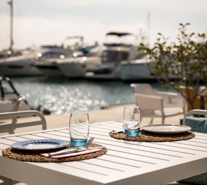 Mesa en la terraza del Restaurante Bruno Port Calanova junto al mar