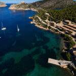 Vista aérea del archipiélago de Cabrera con barcos en el agua