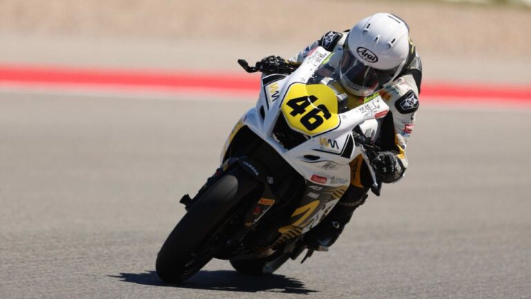 Piloto Pakita Ruiz en la curva durante una carrera de motociclismo.