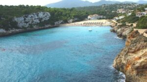 Vista de Cala Mendia con mar azul y acantilados
