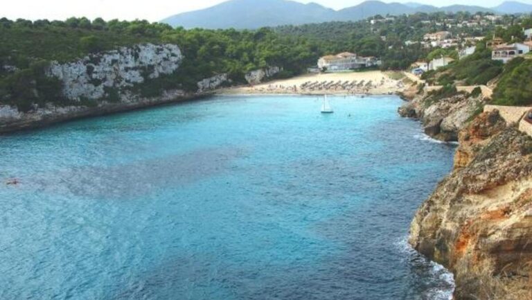Vista de Cala Mendia con mar azul y acantilados