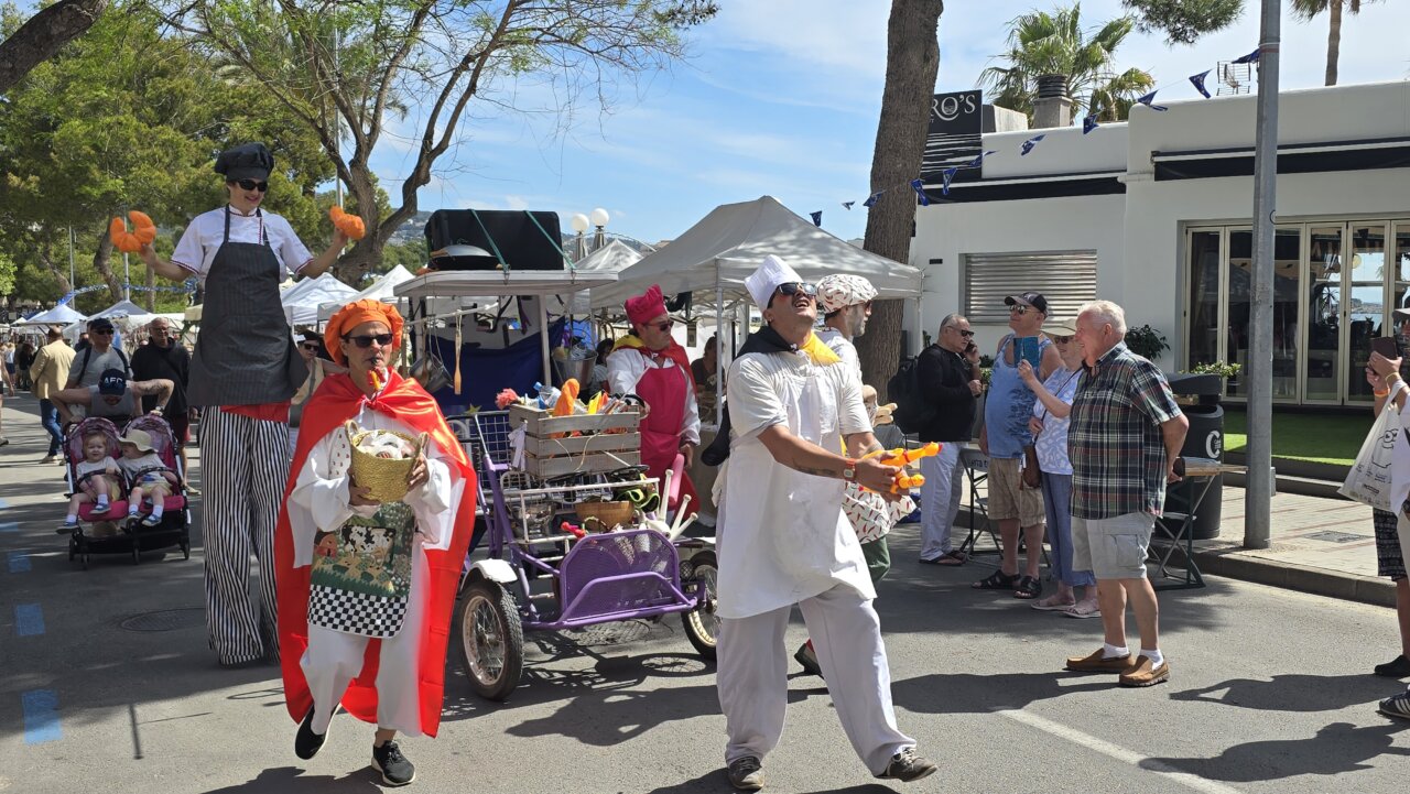Personas disfrazadas celebrando el Día de Europa en Palmanova