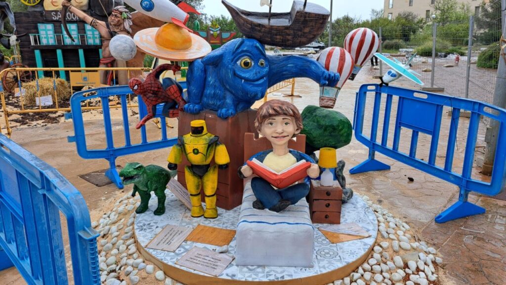 Escultura de Fallas en El Toro, Calvià, con personajes y decoraciones coloridas.