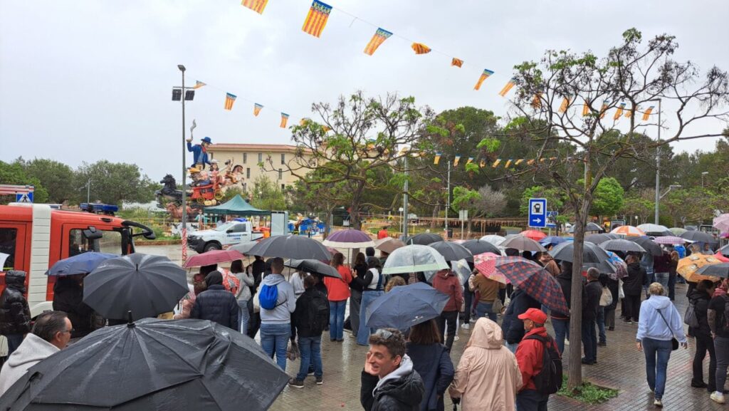 Multitud con paraguas en la jornada de Fallas en Calvià
