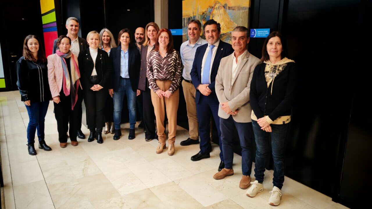 Grupo de personas en la firma de la fundaci&oacute;n de la residencia p&uacute;blica en Calvi&agrave;