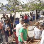 Personas participando en actividades del Mes del Libro en Calvià