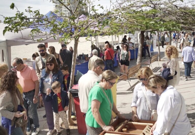 Personas participando en actividades del Mes del Libro en Calvià