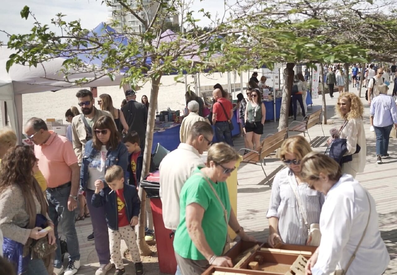 Personas participando en actividades del Mes del Libro en Calvi&agrave;