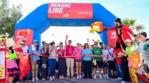Participantes de la caminata solidaria Magic Line en Palma celebrando la recaudaci&oacute;n de fondos