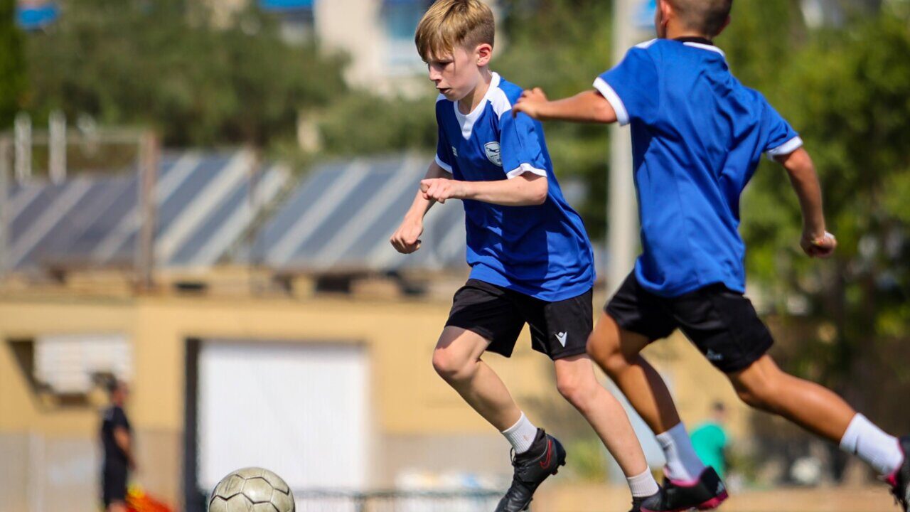 Ni&ntilde;os jugando al f&uacute;tbol en un campamento de verano en Mallorca