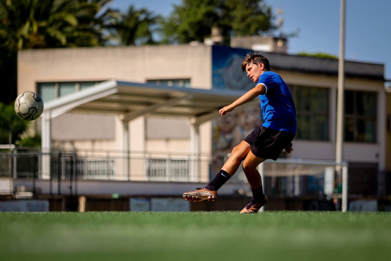 Niño jugando al fútbol en un campamento de verano en Mallorca