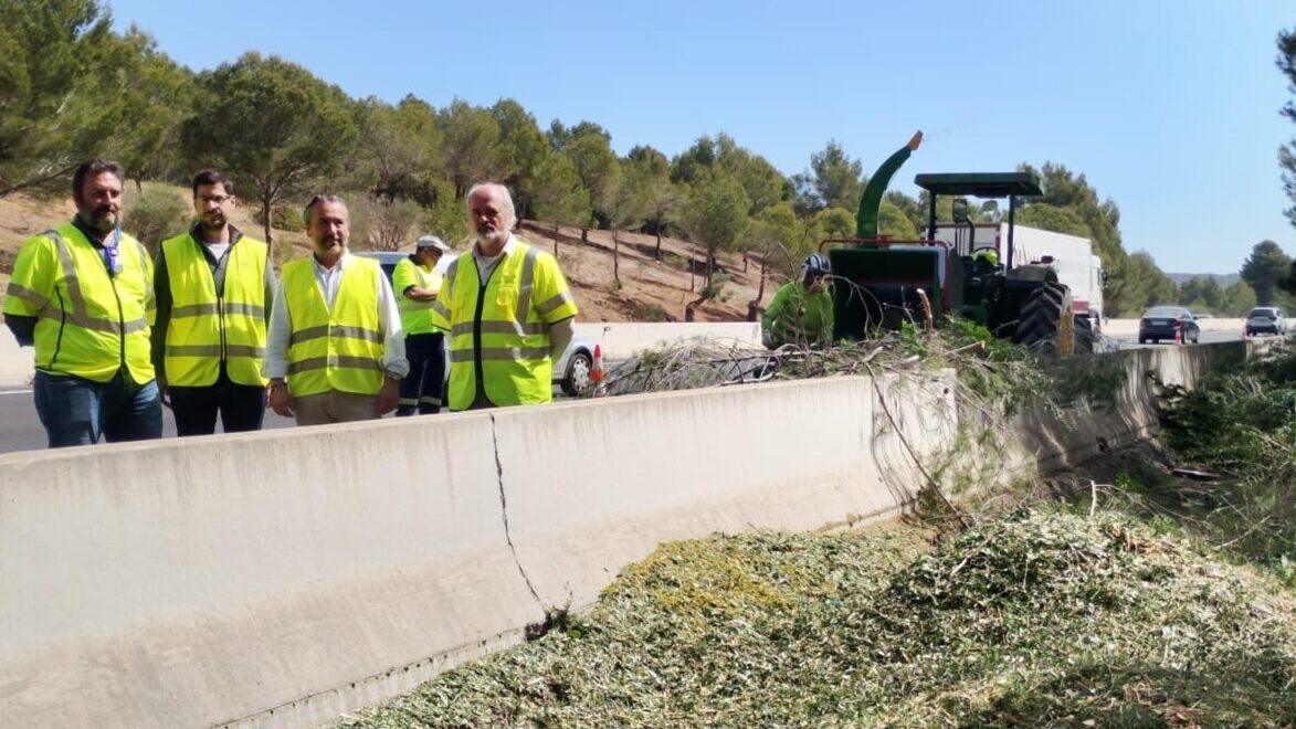 Campa&ntilde;a de limpieza en carreteras de Mallorca para prevenir incendios.