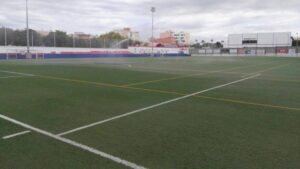 Campo de f&uacute;tbol del Collerense con c&eacute;sped artificial y gradas