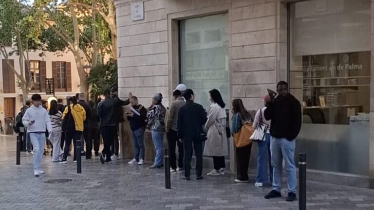 Colas de personas en un ayuntamiento de Mallorca para regularizaci&oacute;n de inmigrantes