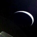 C&aacute;psula Orion de la misi&oacute;n Artemis II en el espacio con la Tierra y la Luna de fondo