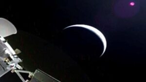 C&aacute;psula Orion de la misi&oacute;n Artemis II en el espacio con la Tierra y la Luna de fondo