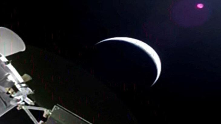 C&aacute;psula Orion de la misi&oacute;n Artemis II en el espacio con la Tierra y la Luna de fondo