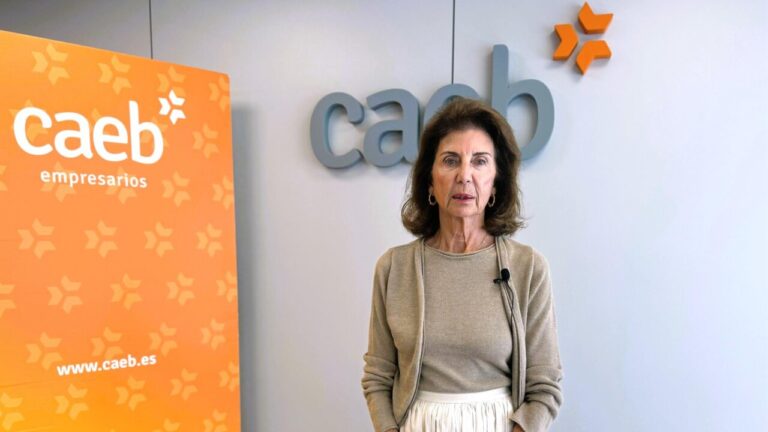 Carmen Planas, presidenta de CAEB, en una conferencia sobre econom&iacute;a
