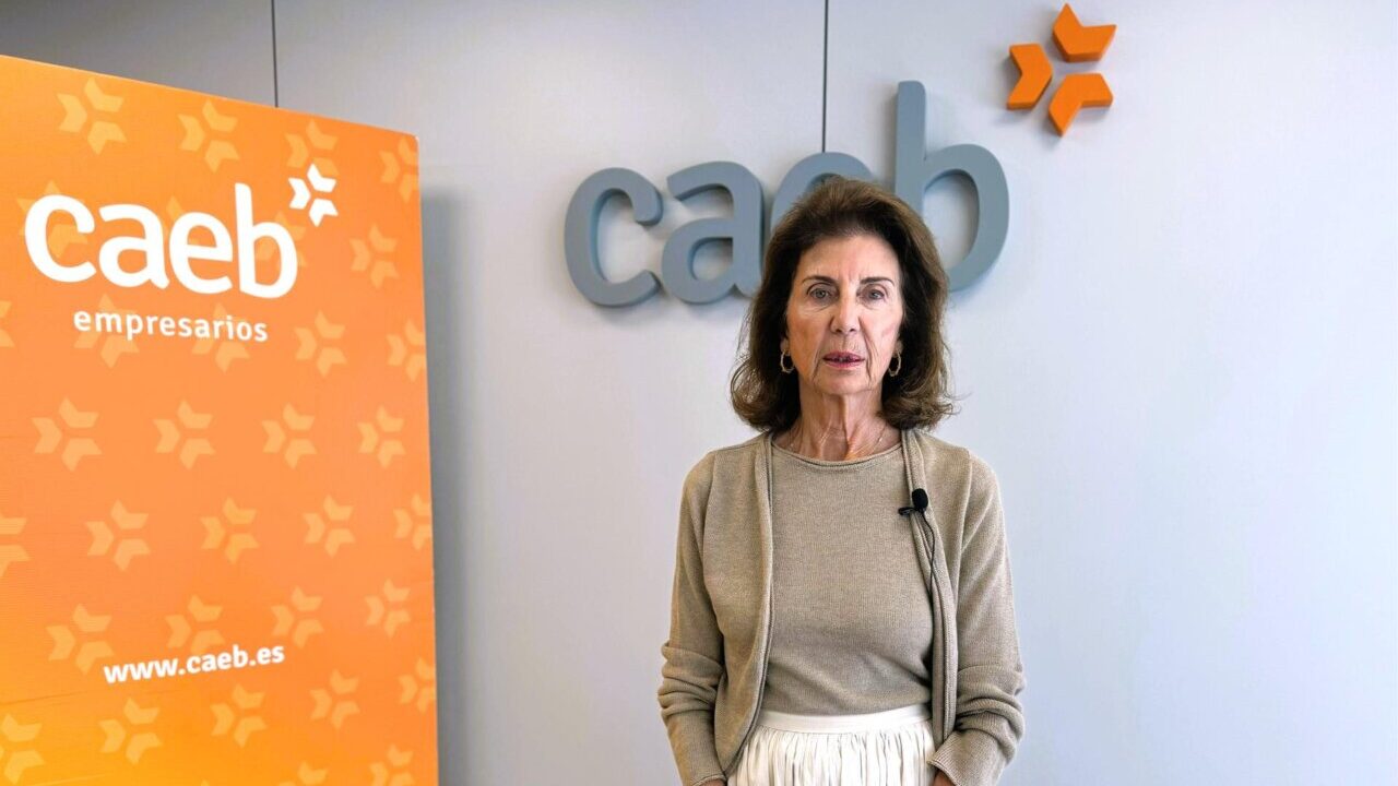 Carmen Planas, presidenta de CAEB, en una conferencia sobre econom&iacute;a