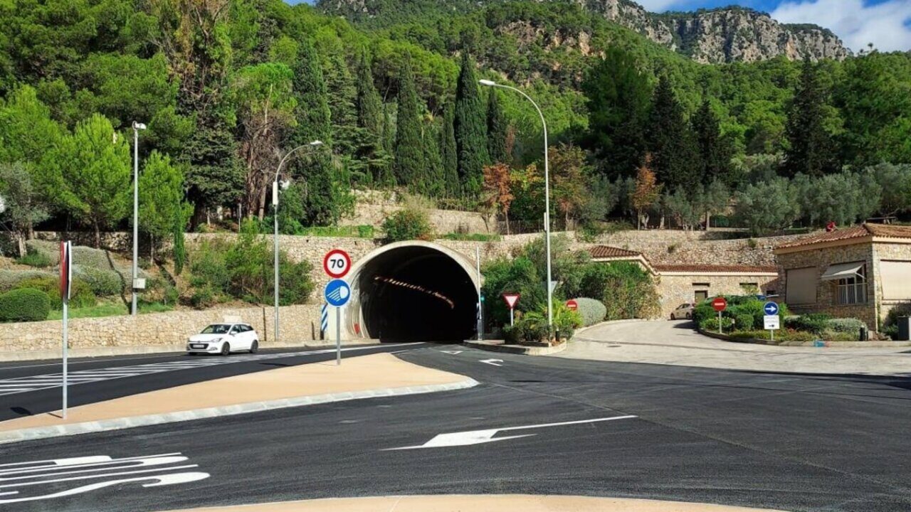 El t&uacute;nel de S&oacute;ller, cerrado por el derrame de una carga de cart&oacute;n