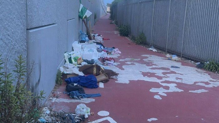 Montones de basura y restos quemados: denuncian el "lamentable" estado del carril bici de Son Ferriol
