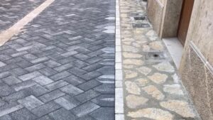 Vista de las aceras renovadas en el casco antiguo de Inca con pavimento de piedra