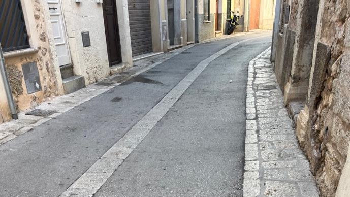 Vista de una calle del casco antiguo de Inca con aceras renovadas