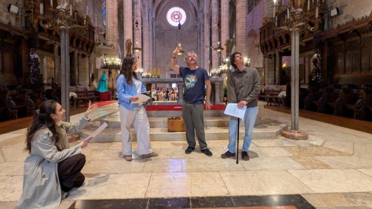 Actores en la Catedral de Mallorca durante una ruta teatralizada sobre Gaudí