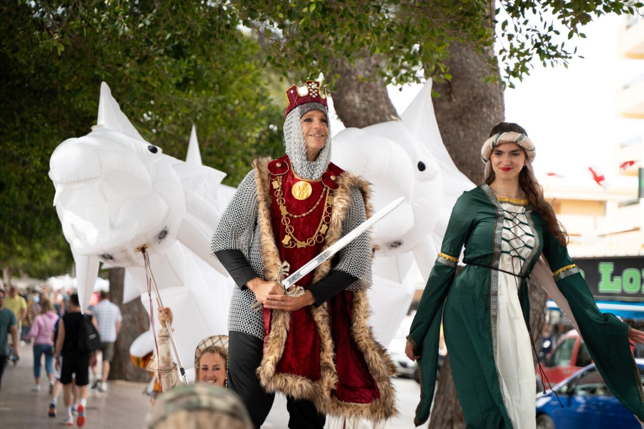 Personas disfrazadas en la celebraci&oacute;n de Saint George en Palmanova